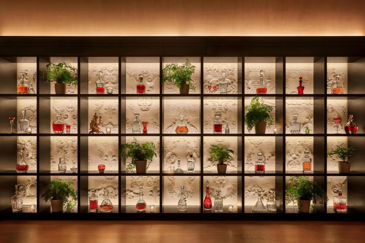 เดอะ ไทม์ สแควร์ เอดิชั่น Hotel นิวยอร์ก ภายนอก รูปภาพ A display of the world's most famous spirits