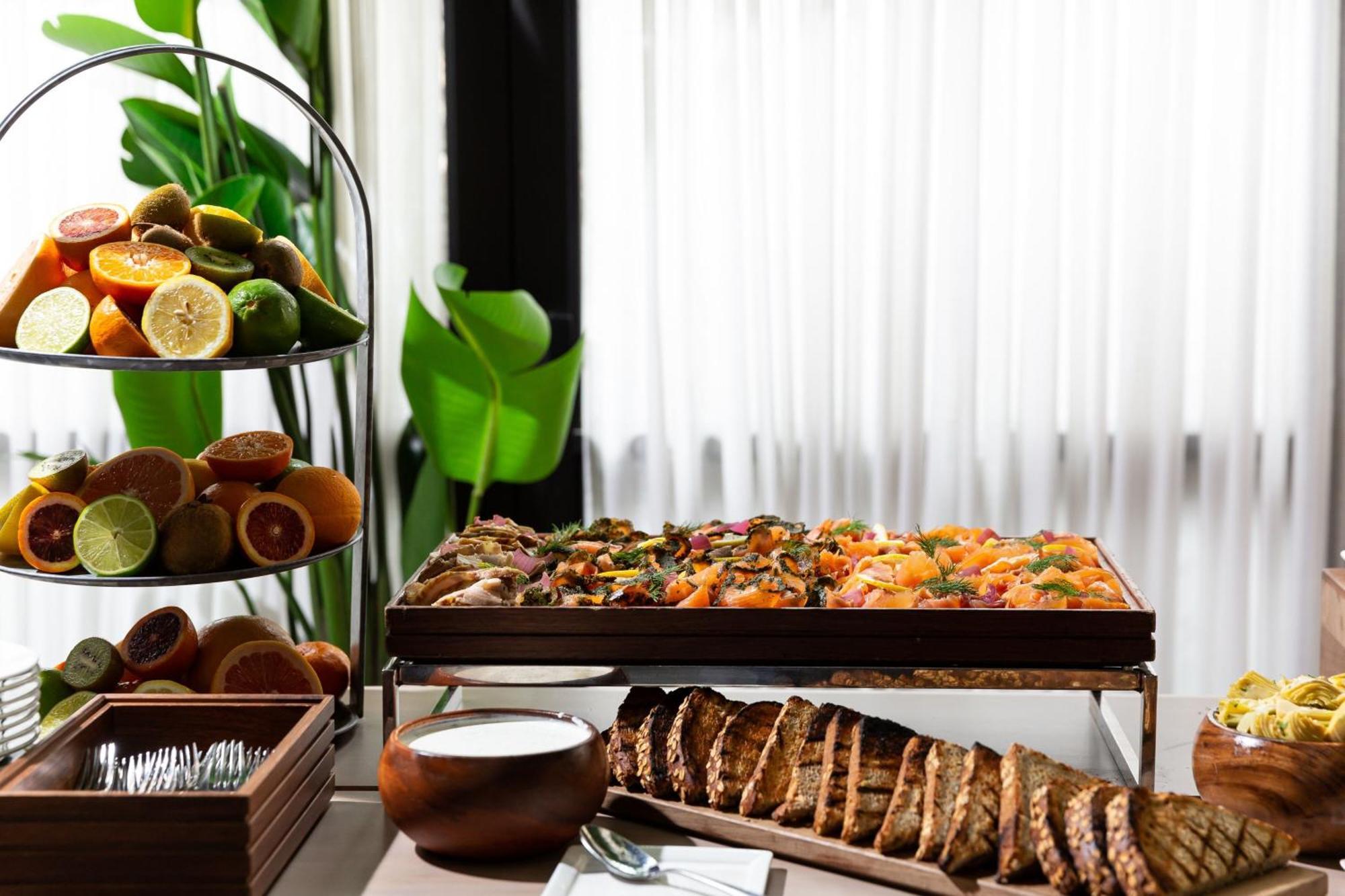 เดอะ ไทม์ สแควร์ เอดิชั่น Hotel นิวยอร์ก ภายนอก รูปภาพ A buffet at a hotel