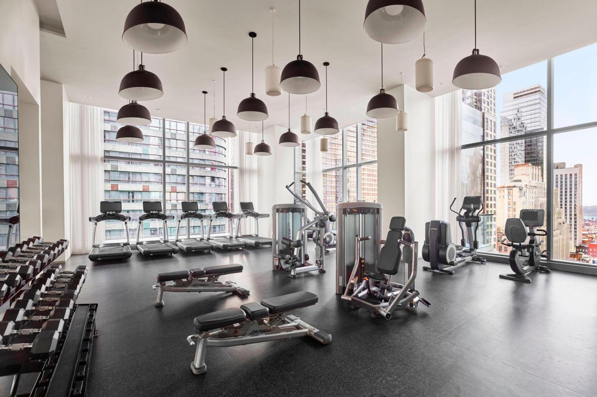 เดอะ ไทม์ สแควร์ เอดิชั่น Hotel นิวยอร์ก ภายนอก รูปภาพ The gym at 100 East 53rd Street